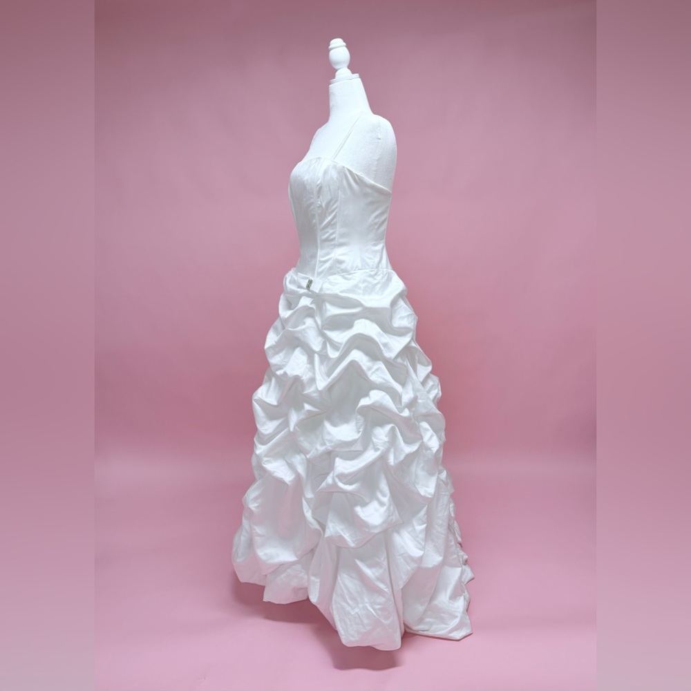Elegant David’s Bridal White Strapless Gown - Picture 4 of 7